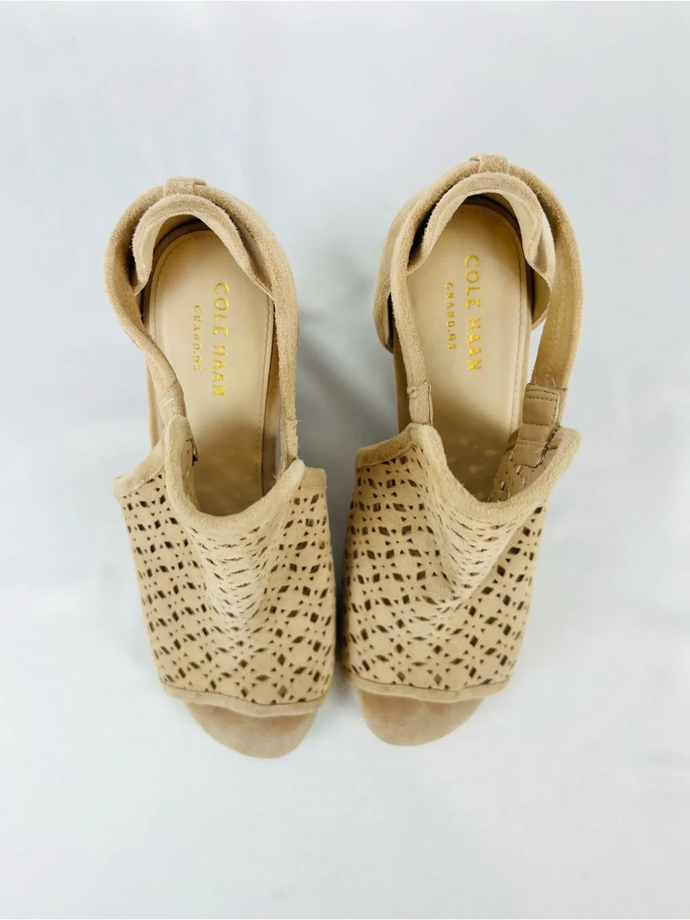 Cole Haan Edie Wedge Peep-toe Sandals Side Cutouts Stacked Wedge Heel Tan Sz 7